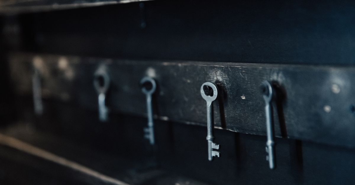 front door lock key — מנעולן בחיפה