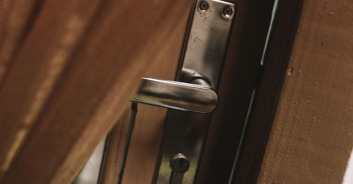door security hardware — מנעולן בחיפה