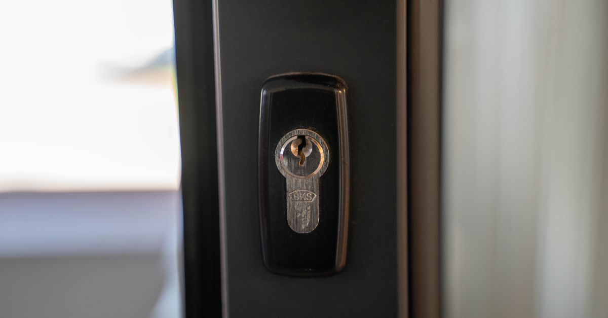home security lock door — מנעולן בחיפה