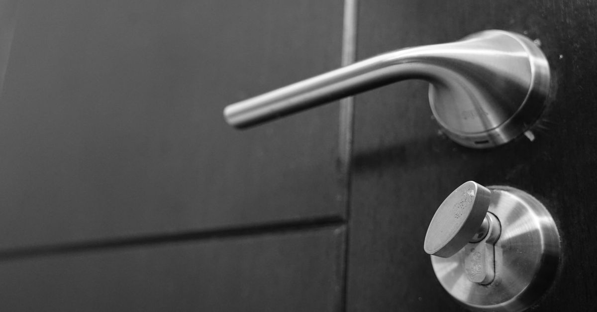 door security hardware — מנעולן בחיפה