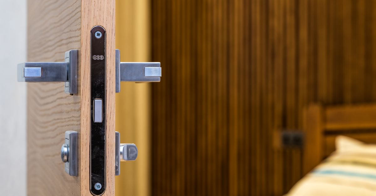 door security hardware — מנעולן בחיפה